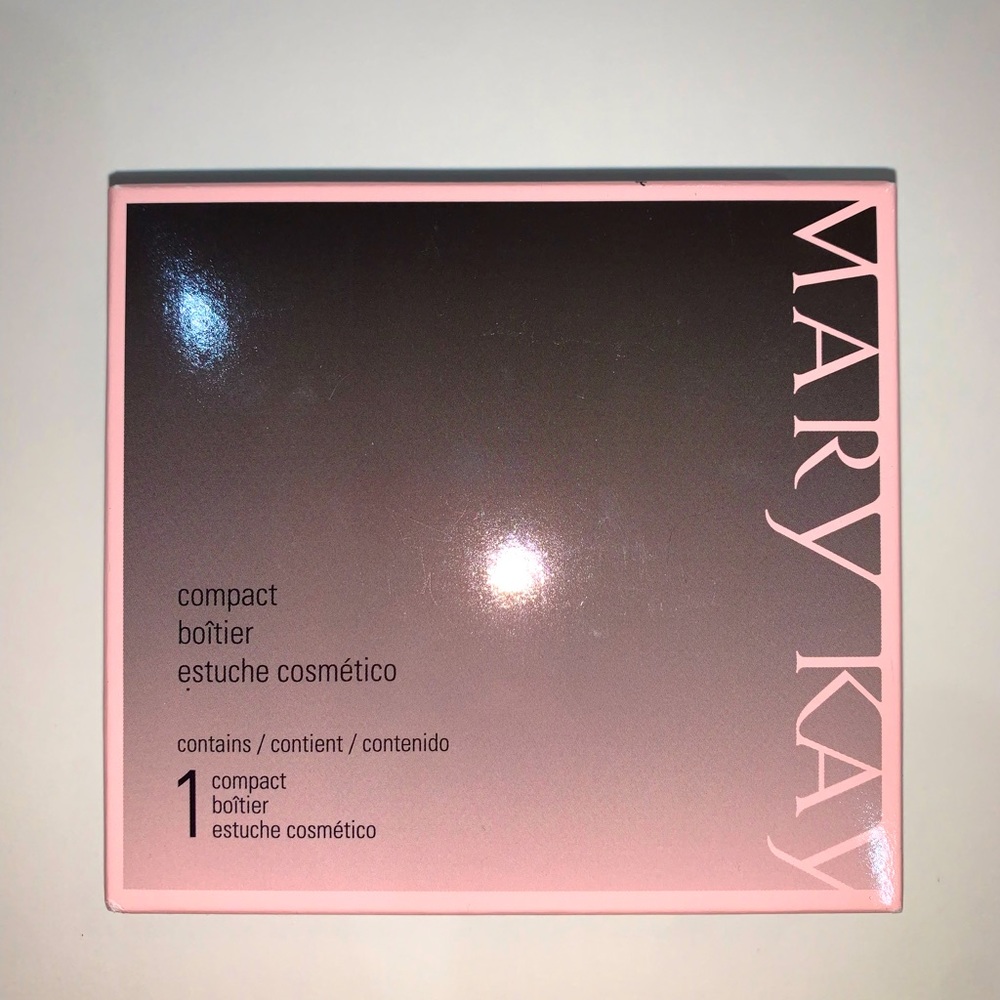 Mary Kay compact that holds magnetic eyeshadows, blush and lipstick